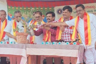 ಚಿತ್ರ ಬರಹ : ಶಹಾಪುರ ತಾಲೂಕಿನ ರಸ್ತಾಪುರ ಸರಕಾರಿ ಪ್ರೌಢ ಶಾಲೆಯಲ್ಲಿ ತಾಲೂಕು ಕನ್ನಡ ಸಾಹಿತ್ಯ ಪರಿಷತ್ ವತಿಯಿಂದ ಹಮ್ಮಿಕೊಂಡಿರುವ ಮಾತೃಭಾಷೆ ಮತ್ತು ಶಿಕ್ಷಣ ವಿಚಾರ ಸಂಕಿರಣ ಉದ್ಘಾಟಿಸುತ್ತಿರುವ ದೃಶ್ಯ.