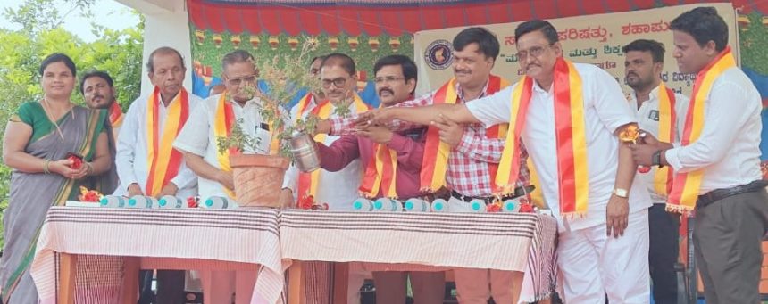 ಚಿತ್ರ ಬರಹ : ಶಹಾಪುರ ತಾಲೂಕಿನ ರಸ್ತಾಪುರ ಸರಕಾರಿ ಪ್ರೌಢ ಶಾಲೆಯಲ್ಲಿ ತಾಲೂಕು ಕನ್ನಡ ಸಾಹಿತ್ಯ ಪರಿಷತ್ ವತಿಯಿಂದ ಹಮ್ಮಿಕೊಂಡಿರುವ ಮಾತೃಭಾಷೆ ಮತ್ತು ಶಿಕ್ಷಣ ವಿಚಾರ ಸಂಕಿರಣ ಉದ್ಘಾಟಿಸುತ್ತಿರುವ ದೃಶ್ಯ.