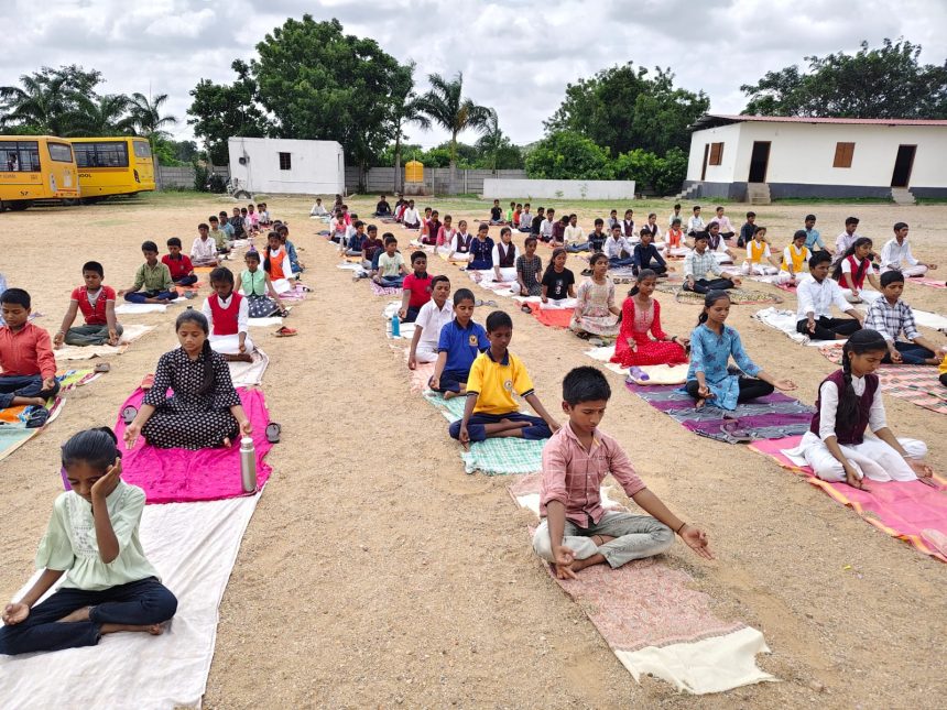 ದೋರನಹಳ್ಳಿ ಗ್ರಾಮದ ಡಿ.ಡಿ.ಯು ಸಿಬಿಎಸ್‌ಇ ಪ್ರೌಢ ಶಾಲೆ ಮತ್ತು ಡಿ.ಡಿ.ಯು ಪಿಯು ಕಾಲೇಜಿನಲ್ಲಿ ನಡೆದ ಅಂತರಾಷ್ಟ್ರೀಯ ಯೋಗ ದಿನಾಚರಣೆಯಲ್ಲಿ ಮಾತನಾಡಿದರು.