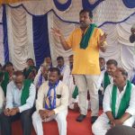 ತಾಳಿಕೋಟೆ : ಬೂದಿಹಾಳ-ಫೀರಾಪೂರ ಏತ ನೀರಾವರಿ ಮುಂದುವರೆದ ಕಾಮಗಾರಿಯನ್ನು ಪ್ರಾರಂಬಿಸಬೇಕೆಂದು ಒತ್ತಾಯಿಸಿ ಅಖಂಡ ಕರ್ನಾಟಕ ರೈತ ಸಂಘದ ನೇತೃತ್ವದಲ್ಲಿ ರೈತಾಪಿ ಜನರು ಅಹೋರಾತ್ರಿ ಧರಣಿ ಸತ್ಯಾಗ್ರಹ ಸ್ಥಳಕ್ಕೆ ಬೆಟ್ಟಿ ನೀಡಿದ ಕರ್ನಾಟಕ ರಾಜ್ಯ ಹಸಿರು ಸೇನೆ ರೈತ ಸಂಘಟನೆಯ ಜಿಲ್ಲಾ ಅಧ್ಯಕ್ಷ ಸಂಗಮೇಶ ಸಗರ ಅವರು ಮಾತನಾಡಿದರು.