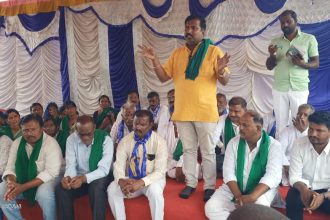 ತಾಳಿಕೋಟೆ : ಬೂದಿಹಾಳ-ಫೀರಾಪೂರ ಏತ ನೀರಾವರಿ ಮುಂದುವರೆದ ಕಾಮಗಾರಿಯನ್ನು ಪ್ರಾರಂಬಿಸಬೇಕೆಂದು ಒತ್ತಾಯಿಸಿ ಅಖಂಡ ಕರ್ನಾಟಕ ರೈತ ಸಂಘದ ನೇತೃತ್ವದಲ್ಲಿ ರೈತಾಪಿ ಜನರು ಅಹೋರಾತ್ರಿ ಧರಣಿ ಸತ್ಯಾಗ್ರಹ ಸ್ಥಳಕ್ಕೆ ಬೆಟ್ಟಿ ನೀಡಿದ ಕರ್ನಾಟಕ ರಾಜ್ಯ ಹಸಿರು ಸೇನೆ ರೈತ ಸಂಘಟನೆಯ ಜಿಲ್ಲಾ ಅಧ್ಯಕ್ಷ ಸಂಗಮೇಶ ಸಗರ ಅವರು ಮಾತನಾಡಿದರು.