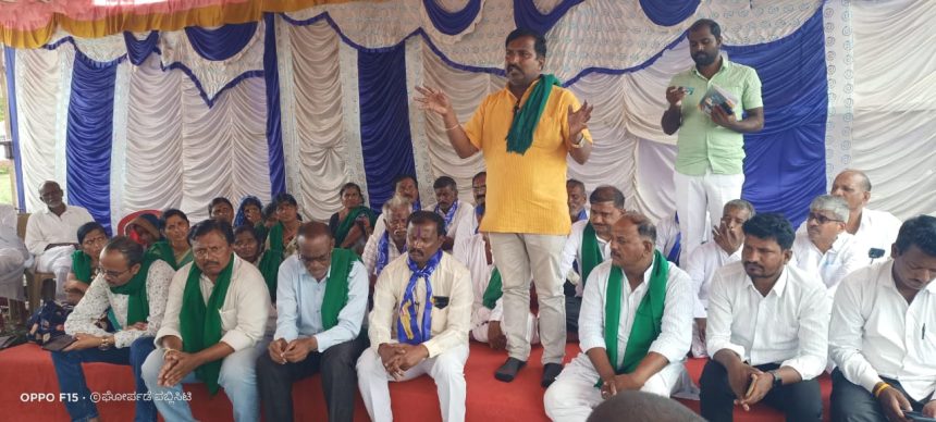 ತಾಳಿಕೋಟೆ : ಬೂದಿಹಾಳ-ಫೀರಾಪೂರ ಏತ ನೀರಾವರಿ ಮುಂದುವರೆದ ಕಾಮಗಾರಿಯನ್ನು ಪ್ರಾರಂಬಿಸಬೇಕೆಂದು ಒತ್ತಾಯಿಸಿ ಅಖಂಡ ಕರ್ನಾಟಕ ರೈತ ಸಂಘದ ನೇತೃತ್ವದಲ್ಲಿ ರೈತಾಪಿ ಜನರು ಅಹೋರಾತ್ರಿ ಧರಣಿ ಸತ್ಯಾಗ್ರಹ ಸ್ಥಳಕ್ಕೆ ಬೆಟ್ಟಿ ನೀಡಿದ ಕರ್ನಾಟಕ ರಾಜ್ಯ ಹಸಿರು ಸೇನೆ ರೈತ ಸಂಘಟನೆಯ ಜಿಲ್ಲಾ ಅಧ್ಯಕ್ಷ ಸಂಗಮೇಶ ಸಗರ ಅವರು ಮಾತನಾಡಿದರು.
