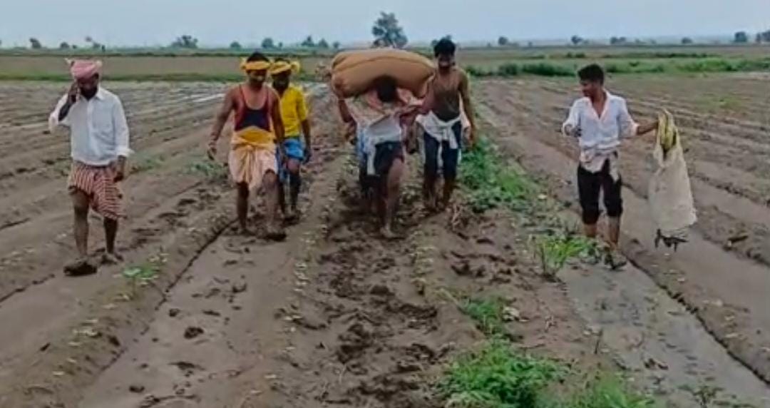 ಕ್ವಿಂಟಲ್ ಬಾರದ ಜೋಳದ ಚೀಲ ಹೊತ್ತು ತನ್ನೂರಿನಿಂದ ಶಹಾಪುರ ತಲುಪಿದ ಯುವಕ ನಾಗರಾಜ