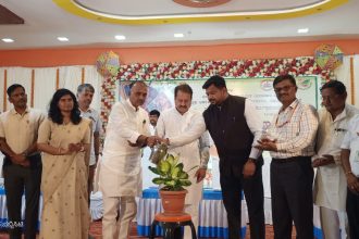 ತಾಳಿಕೋಟೆ : ಪಟ್ಟಣದ ಸಂಗಮೇಶ್ವರ ಸಭಾಭವನದಲ್ಲಿ ನಡೆದ ಸಂಪೂರ್ಣತಾ ಅಭಿಯಾನದ ಸನ್ಮಾನ ಸಮಾರಂಭವನ್ನು ಜಿಪಂ ಮುಖ್ಯ ಕಾರ್ಯನಿರ್ವಾಹಕ ಅಧಿಕಾರಿ ರಿಷಿ ಆನಂದ ಅವರು ಸಸಿಗೆ ನೀರುಣಿಸುವ ಮೂಲಕ ಉದ್ಘಾಟಿಸಿದರು.