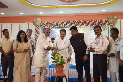 ತಾಳಿಕೋಟೆ : ಪಟ್ಟಣದ ಸಂಗಮೇಶ್ವರ ಸಭಾಭವನದಲ್ಲಿ ನಡೆದ ಸಂಪೂರ್ಣತಾ ಅಭಿಯಾನದ ಸನ್ಮಾನ ಸಮಾರಂಭವನ್ನು ಜಿಪಂ ಮುಖ್ಯ ಕಾರ್ಯನಿರ್ವಾಹಕ ಅಧಿಕಾರಿ ರಿಷಿ ಆನಂದ ಅವರು ಸಸಿಗೆ ನೀರುಣಿಸುವ ಮೂಲಕ ಉದ್ಘಾಟಿಸಿದರು.