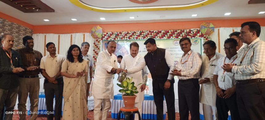 ತಾಳಿಕೋಟೆ : ಪಟ್ಟಣದ ಸಂಗಮೇಶ್ವರ ಸಭಾಭವನದಲ್ಲಿ ನಡೆದ ಸಂಪೂರ್ಣತಾ ಅಭಿಯಾನದ ಸನ್ಮಾನ ಸಮಾರಂಭವನ್ನು ಜಿಪಂ ಮುಖ್ಯ ಕಾರ್ಯನಿರ್ವಾಹಕ ಅಧಿಕಾರಿ ರಿಷಿ ಆನಂದ ಅವರು ಸಸಿಗೆ ನೀರುಣಿಸುವ ಮೂಲಕ ಉದ್ಘಾಟಿಸಿದರು.