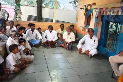ಗುರುಮಠಕಲ್: ತಾಲ್ಲೂಕಿನ ಪಸ್ಪುಲ್ ಸೇರಿದಂತೆ ವಿವಿಧ ಗ್ರಾಮಗಳಲಿ ಪಿ. ಐ. ವೀರಣ್ಣ ದೊಡ್ಡಮನಿ ನೇತೃತ್ವದಲ್ಲಿ ನಶೆ ಮುಕ್ತ ಭಾರತ ಹಾಗೂ ಗಣೇಶ್- ಈದ್ ಮಿಲಾದ್ ಕುರಿತು ಶಾಂತಿ ಸಭೆ ನಡೆಸಿದರು.